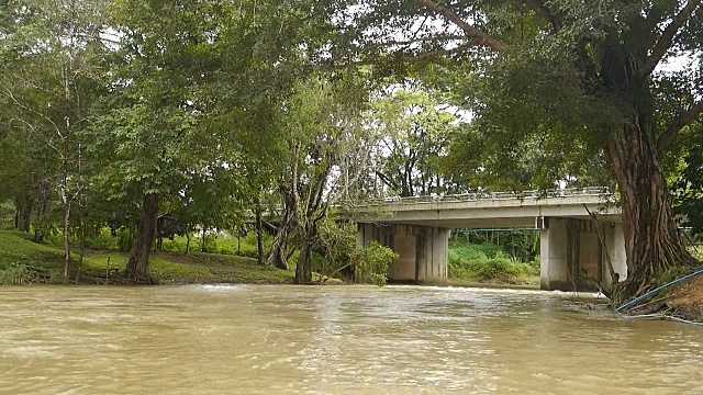 泰国北碧府的河流和桥梁景观视频下载