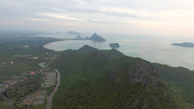 鸟瞰图渔村和大海的早晨和美丽的日落视频素材