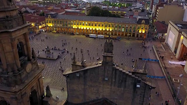 飞行/无人机拍摄玻利瓦尔广场，La Candelaria，波哥大，哥伦比亚3号视频素材