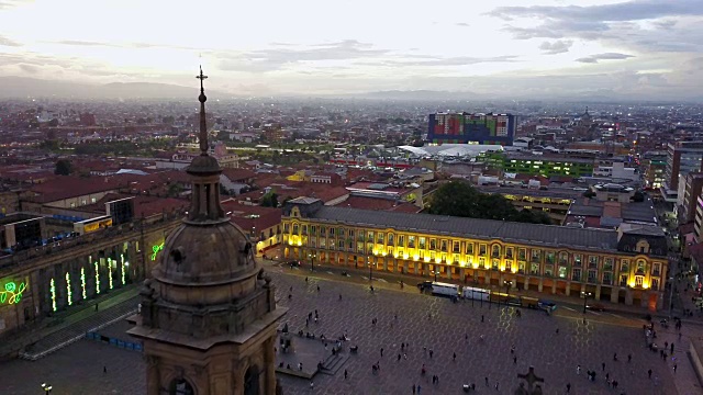 飞行/无人机拍摄玻利瓦尔广场，La Candelaria，波哥大，哥伦比亚4号视频素材