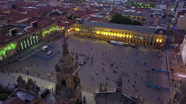 飞行/无人机拍摄玻利瓦尔广场，La Candelaria，波哥大，哥伦比亚5号视频下载