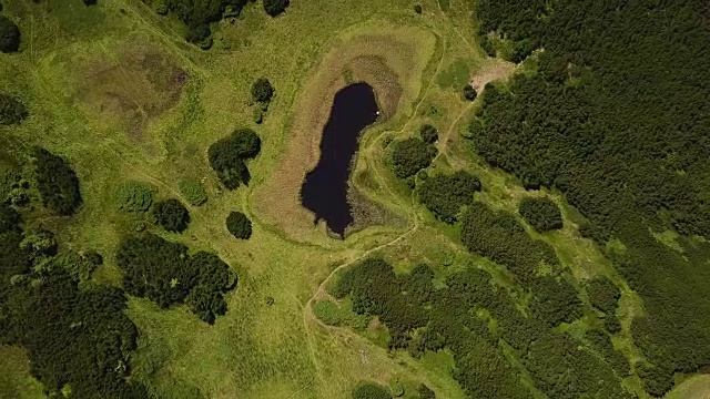 飞越高山湖泊。夏末令人难以置信的青山景观。乌克兰喀尔巴阡山脉的沃罗切斯卡湖。视频下载