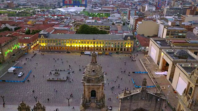 飞行/无人机拍摄玻利瓦尔广场，La Candelaria，波哥大，哥伦比亚2号视频下载