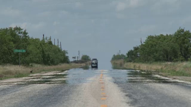 路上出现热海市蜃楼视频素材