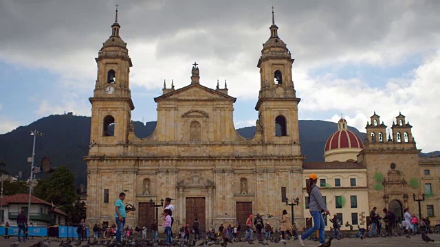 玻利瓦尔广场上的鸽子和人们，坎德拉里亚，Bogotá，哥伦比亚视频下载