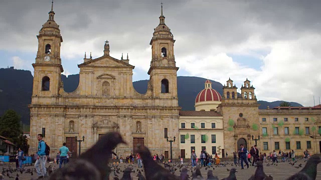 玻利瓦尔广场上的鸽子和人们，坎德拉里亚，Bogotá，哥伦比亚视频素材