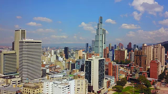 空中/无人机的市区Bogotá，哥伦比亚4视频素材