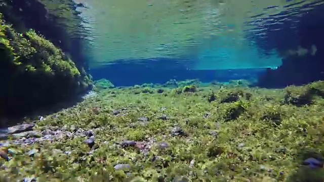 水下录像;日本熊本，水从池塘底部涌出，沙和砾石在流动视频素材