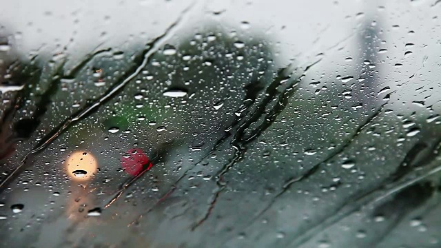 从车内观察雨季的交通状况视频素材