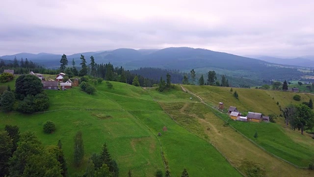 夏末令人难以置信的青山景观。乌克兰喀尔巴阡山脉的一个村庄。景观视频。视频下载