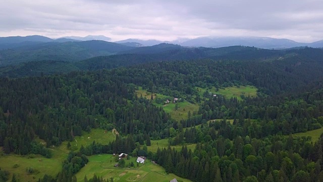 夏末令人难以置信的青山景观。乌克兰喀尔巴阡山脉的一个村庄。视频下载