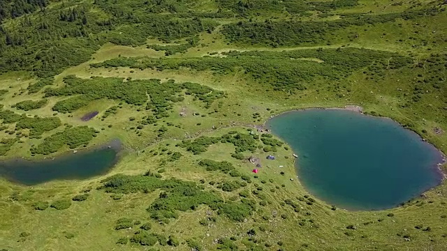 飞越高山湖泊。夏末令人难以置信的青山景观。乌克兰喀尔巴阡山脉的沃罗切斯卡湖。视频下载