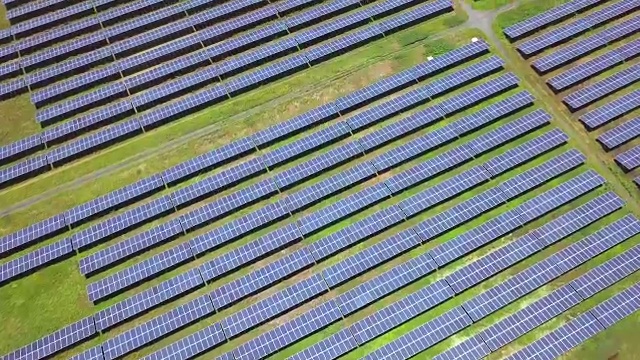 太阳能电池太阳能农场在城市视频素材