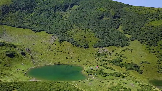 飞越高山湖泊。夏末令人难以置信的青山景观。乌克兰喀尔巴阡山脉的沃罗切斯卡湖。视频素材