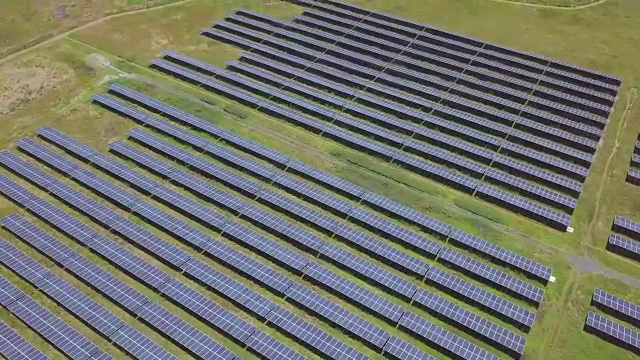 太阳能电池太阳能农场在城市视频素材