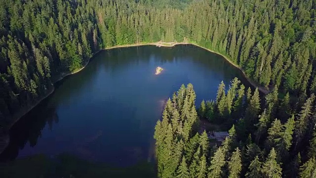 飞越高山湖泊。夏末令人难以置信的青山景观。乌克兰喀尔巴阡山脉的沃罗切斯卡湖。视频素材