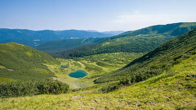 飞越高山湖泊。夏末令人难以置信的青山景观。乌克兰喀尔巴阡山脉的沃罗切斯卡湖。视频下载