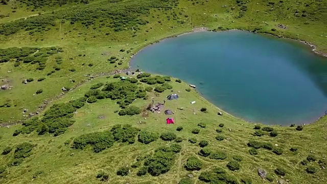 飞越高山湖泊。夏末令人难以置信的青山景观。乌克兰喀尔巴阡山脉的沃罗切斯卡湖。视频下载