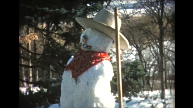 1960年一家人堆雪人视频素材