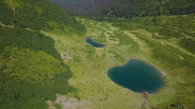 飞越高山湖泊。夏末令人难以置信的青山景观。乌克兰喀尔巴阡山脉的沃罗切斯卡湖。视频下载