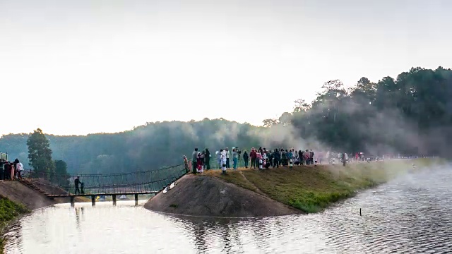 快乐的人活动寒冷的温度和雾绕湖在山上视频素材