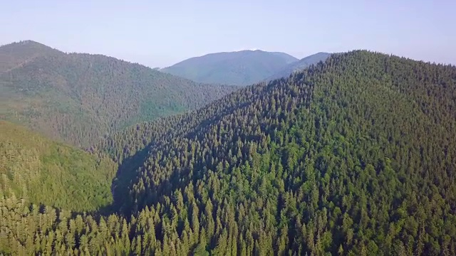 飞越高山湖泊。夏末令人难以置信的青山景观。乌克兰喀尔巴阡山脉的沃罗切斯卡湖。视频下载