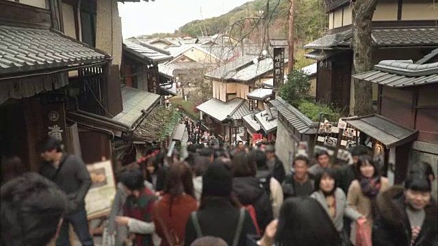 街景:在老城京都的冬天走下梯子视频素材