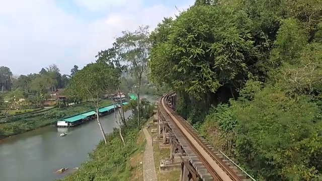 鸟瞰图美丽的风景死亡铁路大桥横跨葵诺河在Krasae洞在泰国北碧府视频素材