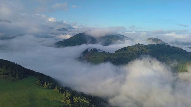 鸟瞰图之上的雾云在神奇的国家景观在早晨日出视频素材