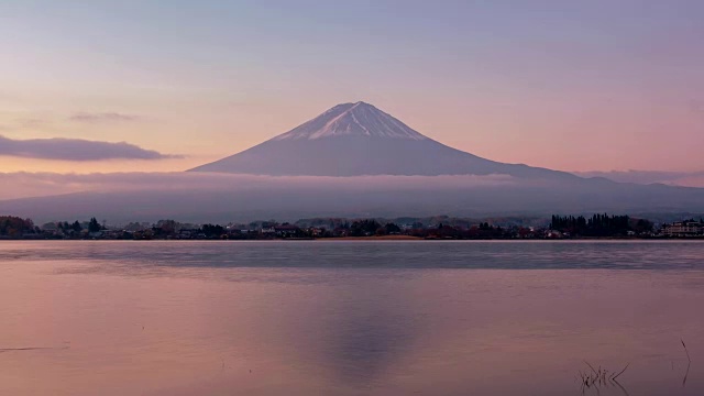 时光流逝从日出的富士山在川口湖的反射视频素材