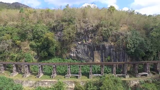 鸟瞰图美丽的风景死亡铁路大桥横跨葵诺河在Krasae洞在泰国北碧府视频素材