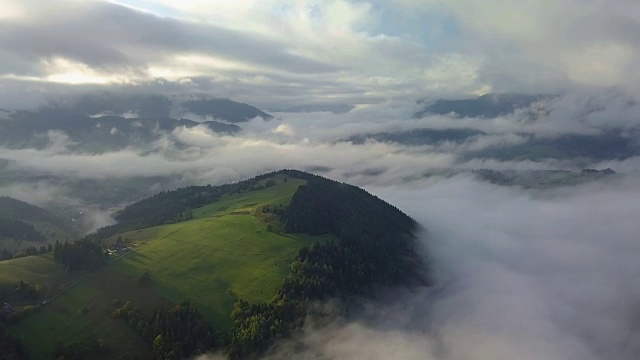 空中雾蒙蒙的乡村景观在晨光与美丽的颜色在日出云彩之上。从左到右视频素材