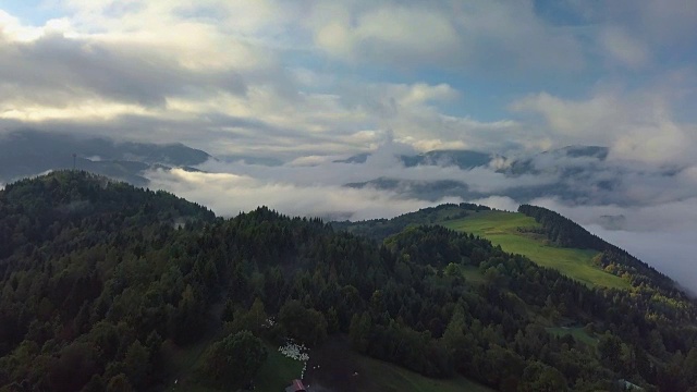 空中雾蒙蒙的乡村景观在晨光与美丽的颜色在日出云彩之上视频素材