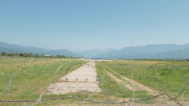 沿着机场的带刺铁丝网走。巴统,Geoargia视频素材