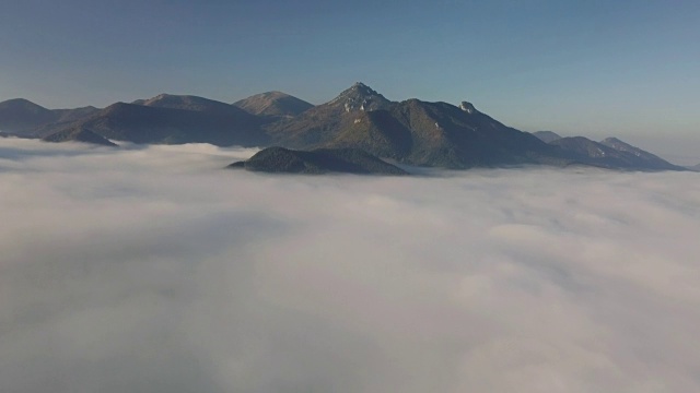 空中飞行，在秋日清晨的高山云雾中景观视频素材