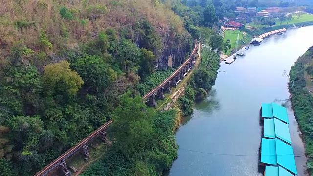 鸟瞰图美丽的风景死亡铁路大桥横跨葵诺河在Krasae洞在泰国北碧府视频素材