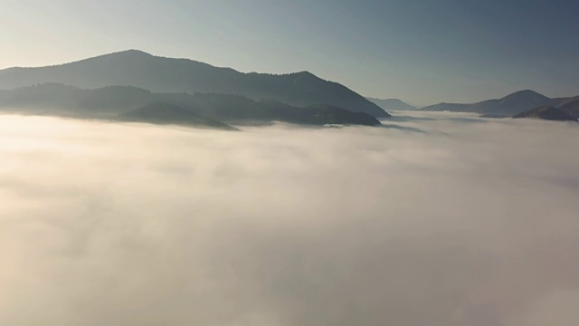 空中飞行进入晨曦中的云霄山景视频素材