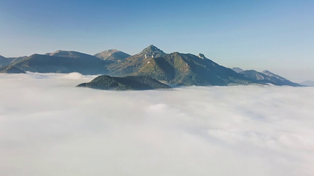 空中飞行在秋天的早晨在山上的云景观时间流逝超流逝视频素材