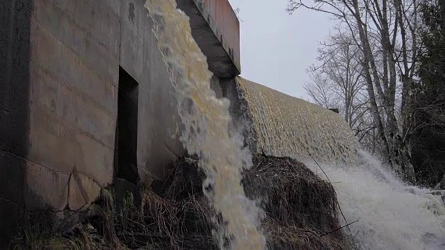 在下水道超级慢动作排水脏雨和污水视频素材