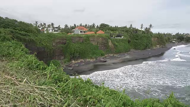 巴厘岛海滩的海景，石头和海滩。印度尼西亚巴厘岛视频素材