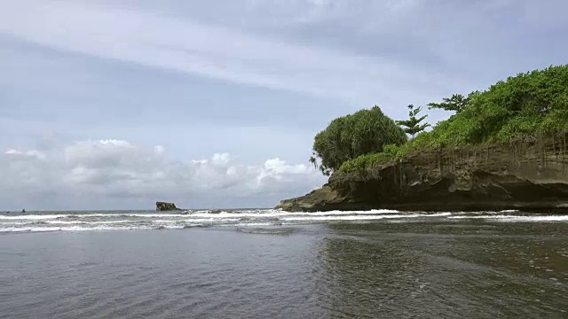 巴厘岛海滩的海景，石头和海滩。印度尼西亚巴厘岛视频素材