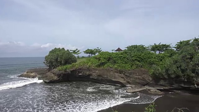 巴厘岛海滩的海景，石头和海滩。印度尼西亚巴厘岛视频素材