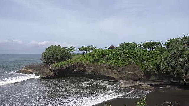 巴厘岛海滩的海景，石头和海滩。印度尼西亚巴厘岛视频素材