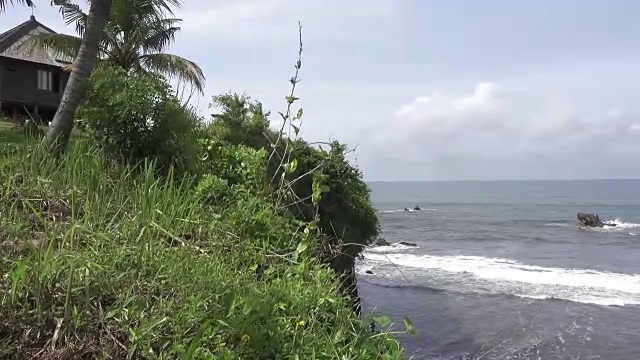 巴厘岛海滩的海景，石头和海滩。印度尼西亚巴厘岛视频素材