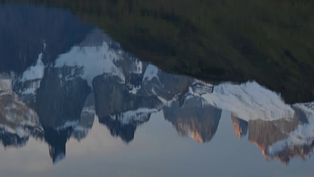 Cuernos del Paine在湖中倒影视频素材