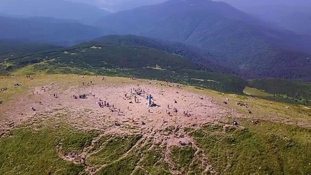 霍维拉山是乌克兰最高的山，也是喀尔巴阡山脉的一部分。视频下载