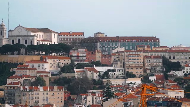 里斯本全景。鸟瞰图。里斯本是葡萄牙的首都和最大的城市。里斯本是欧洲大陆最西部的首都城市，也是唯一一个沿大西洋海岸的首都城市。视频素材