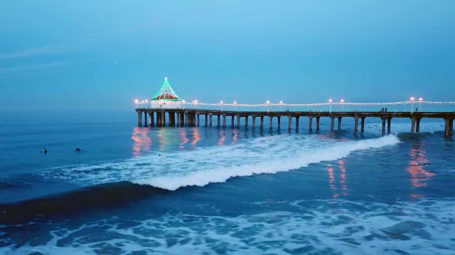 天线的冲浪者在曼哈顿海滩的波浪视频素材