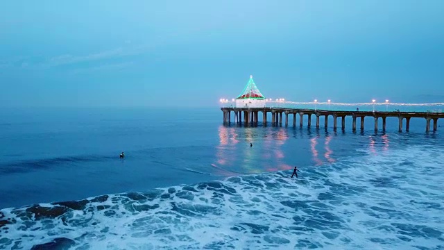 冲浪者在海滩上拍打海浪的天线视频素材