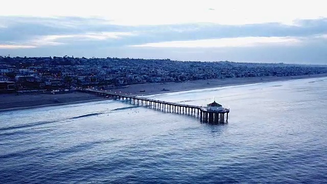 曼哈顿海滩码头的下降天线视频素材